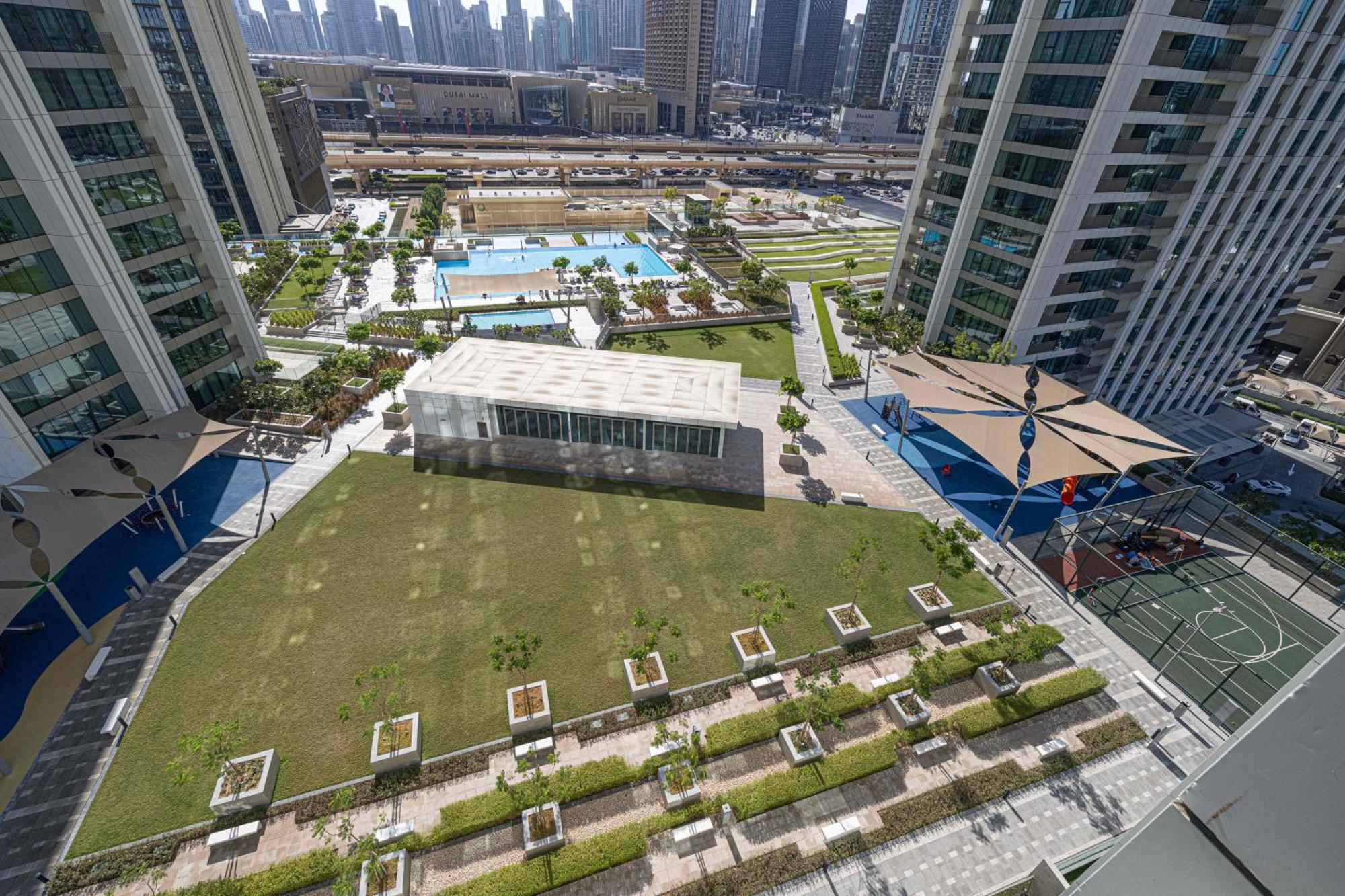 Apartment Mall Connected! Amazing Burj Khalifa View! Excellent Pool & Gym Access!