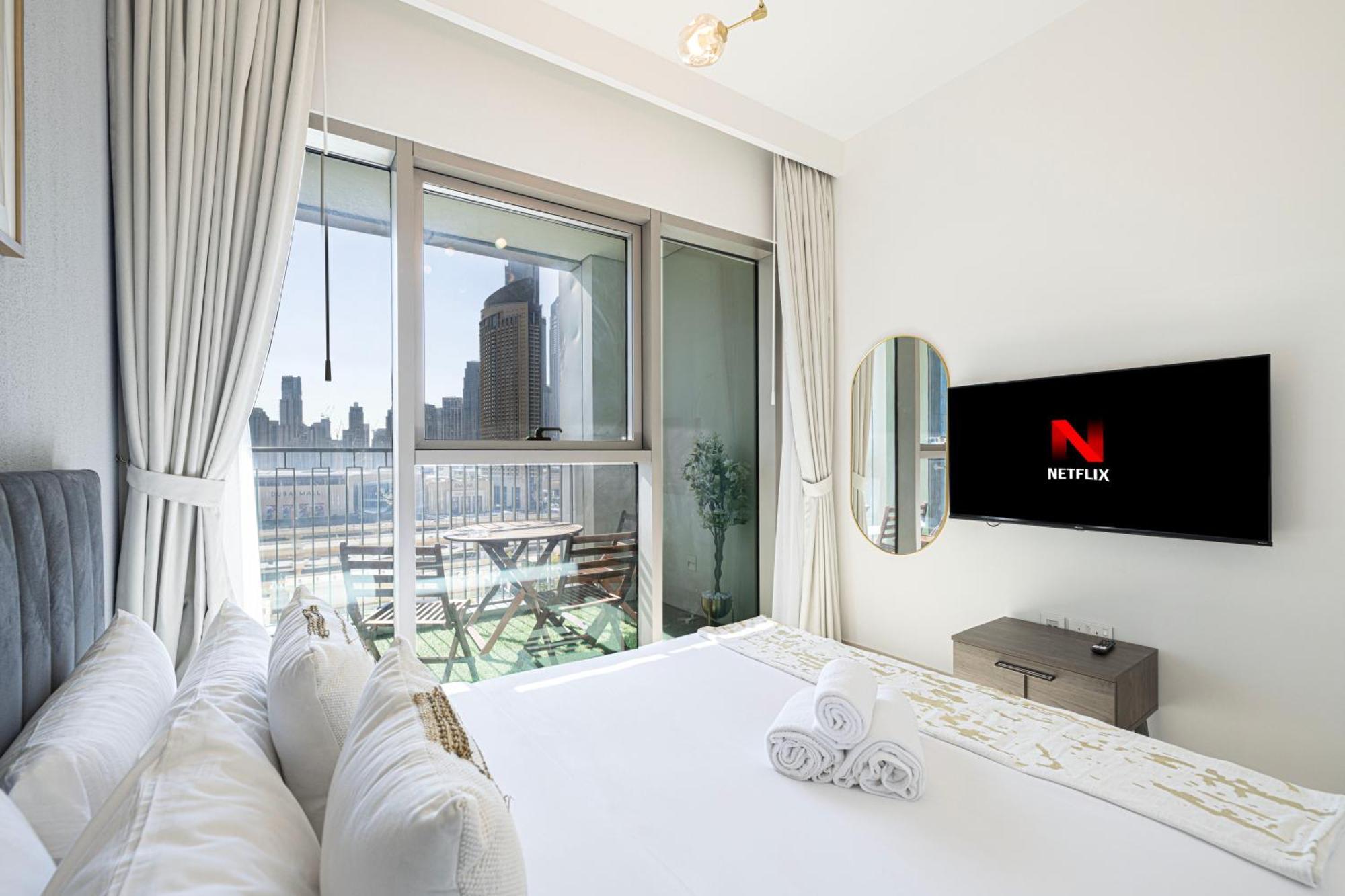 Apartment Mall Connected! Amazing Burj Khalifa View! Excellent Pool & Gym Access! Dubai