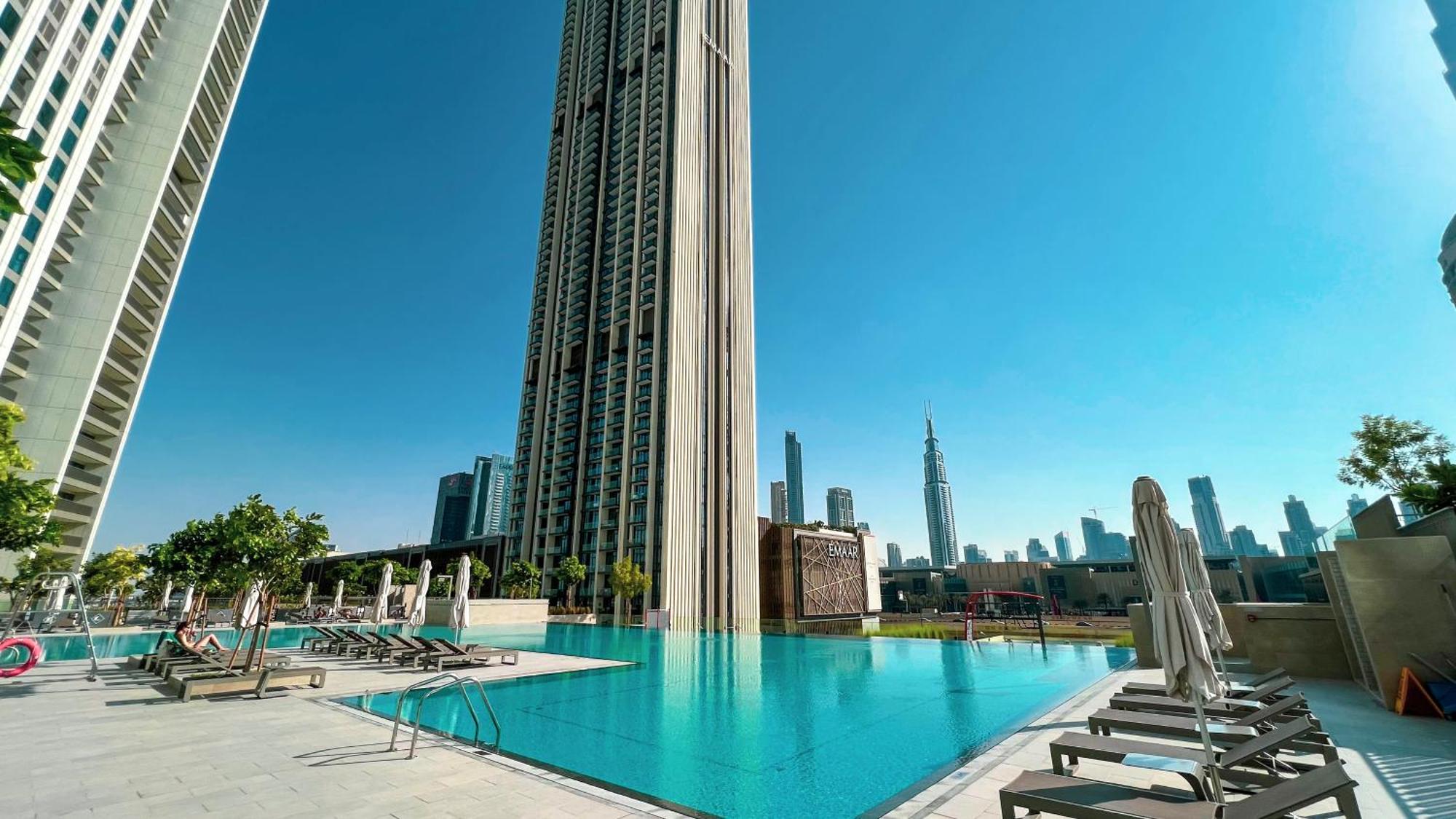 Apartment Mall Connected! Amazing Burj Khalifa View! Excellent Pool & Gym Access! Dubai